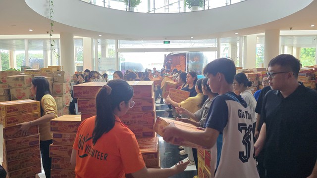 Giảng viên, y bác sĩ trẻ cùng ra quân hỗ trợ người dân vùng lũ- Ảnh 6. Giảng viên, y bác sĩ trẻ cùng ra quân hỗ trợ người dân vùng lũ- Ảnh 6.