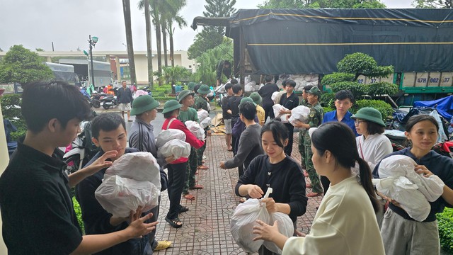 Giảng viên, y bác sĩ trẻ cùng ra quân hỗ trợ người dân vùng lũ- Ảnh 4. Giảng viên, y bác sĩ trẻ cùng ra quân hỗ trợ người dân vùng lũ- Ảnh 4.