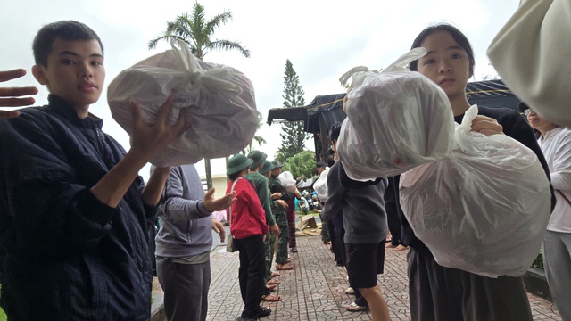 Giảng viên, y bác sĩ trẻ cùng ra quân hỗ trợ người dân vùng lũ- Ảnh 5. Giảng viên, y bác sĩ trẻ cùng ra quân hỗ trợ người dân vùng lũ- Ảnh 5.