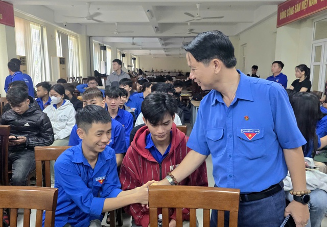 Giảng viên, y bác sĩ trẻ cùng ra quân hỗ trợ người dân vùng lũ- Ảnh 2. Giảng viên, y bác sĩ trẻ cùng ra quân hỗ trợ người dân vùng lũ- Ảnh 2.