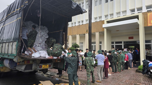 Giảng viên, y bác sĩ trẻ cùng ra quân hỗ trợ người dân vùng lũ- Ảnh 7. Giảng viên, y bác sĩ trẻ cùng ra quân hỗ trợ người dân vùng lũ- Ảnh 7.