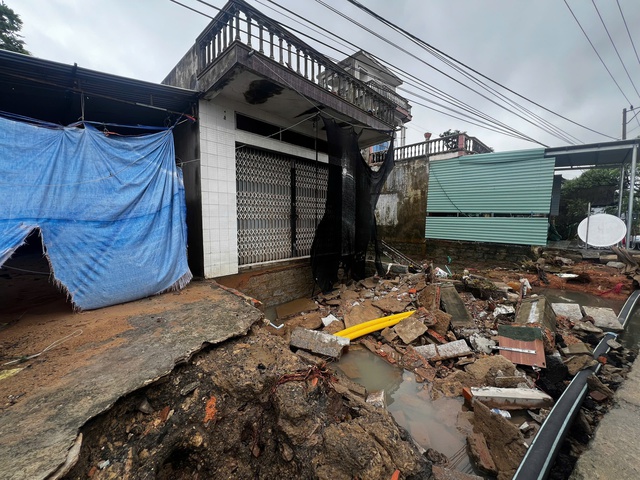 ตำบลฮว่าซวน (เดิมชื่อฟูเอียน) หลังเกิดน้ำท่วม บ้านเรือนได้รับความเสียหาย ผู้คนตกอยู่ในความทุกข์ทรมาน - ภาพที่ 1