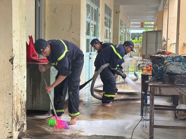 Công an TP.HCM cấp tốc chi viện vùng ngập lụt Đắk Lắk- Ảnh 4. Công an TP.HCM cấp tốc chi viện vùng ngập lụt Đắk Lắk- Ảnh 4.