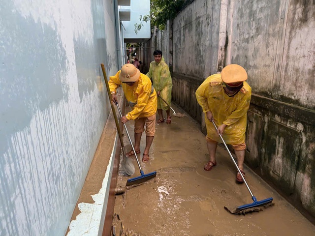 Công an TP.HCM cấp tốc chi viện vùng ngập lụt Đắk Lắk- Ảnh 1. Công an TP.HCM cấp tốc chi viện vùng ngập lụt Đắk Lắk- Ảnh 1.