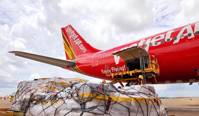 C&aacute; nh&acirc;n, tổ chức gửi h&agrave;ng cứu trợ miền Trung c&oacute; thể gọi hotline của Vietjet- Ảnh 1.
