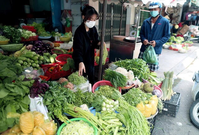 Rau xanh tăng gi&aacute; v&ugrave;n vụt- Ảnh 1.