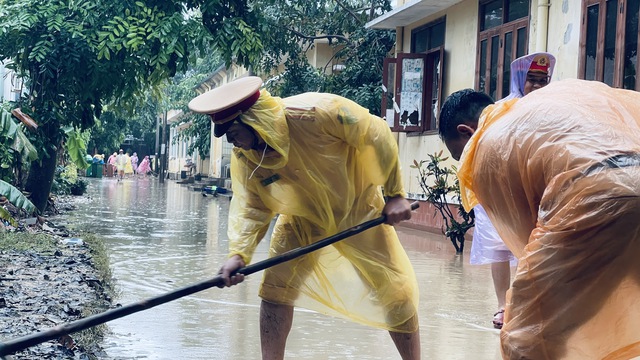 Bộ C&ocirc;ng an chi viện 260 chiến sĩ hỗ trợ Gia Lai khắc phục sau lũ- Ảnh 4.