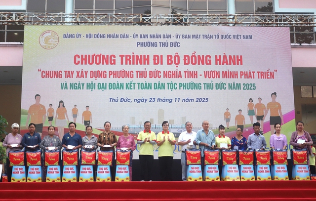 2.000 người đi bộ đồng h&agrave;nh, phường Thủ Đức g&oacute;p 1 tỉ đồng hỗ trợ ngập lụt- Ảnh 1.