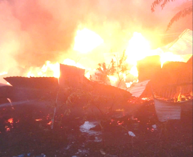 TP.HCM: Hỏa hoạn lúc sáng sớm, người dân nỗ lực giúp chủ cơ sở di dời tài sản- Ảnh 1. TP.HCM: Hỏa hoạn lúc sáng sớm, người dân nỗ lực giúp chủ cơ sở di dời tài sản- Ảnh 1.