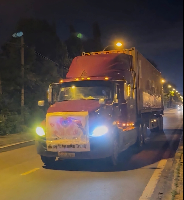 100.000 đồng của người phụ nữ bu&ocirc;n ve chai Huế: 'Gửi gi&uacute;p b&agrave; con lụt trong nớ'- Ảnh 3.