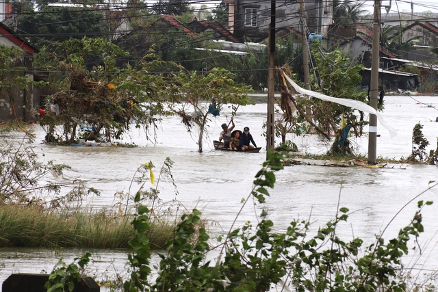 Lũ dữ t&agrave;n ph&aacute; H&ograve;a Xu&acirc;n ở Đắk Lắk, cả nước hướng về cứu gi&uacute;p d&acirc;n- Ảnh 4.