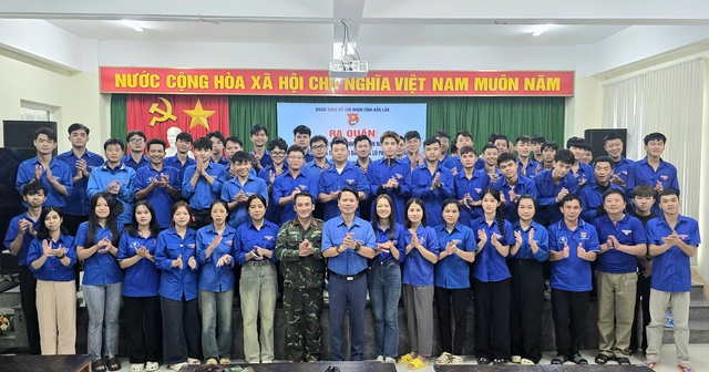 Giảng viên, y bác sĩ trẻ cùng ra quân hỗ trợ người dân vùng lũ