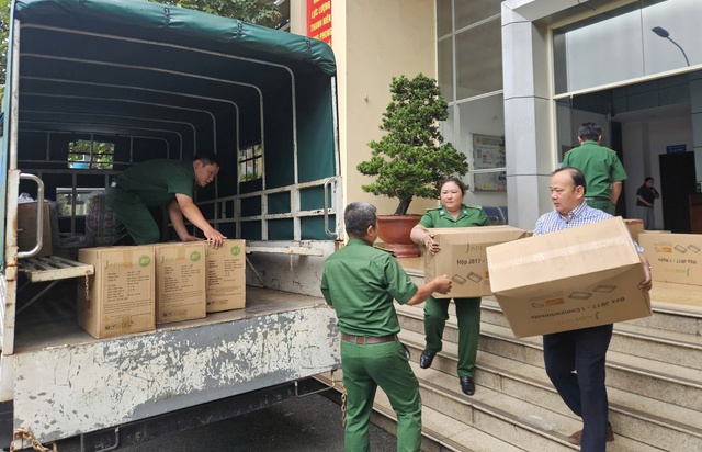 TP.HCM đã chuyển 211 tấn hàng cứu trợ đến Khánh Hòa- Ảnh 2. TP.HCM đã chuyển 211 tấn hàng cứu trợ đến Khánh Hòa- Ảnh 2.