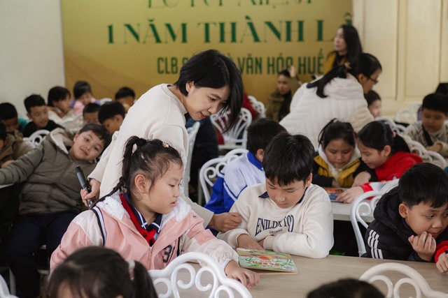 Đưa sách, ca Huế đến gần hơn với học sinh tiểu học- Ảnh 1. Đưa sách, ca Huế đến gần hơn với học sinh tiểu học- Ảnh 1.