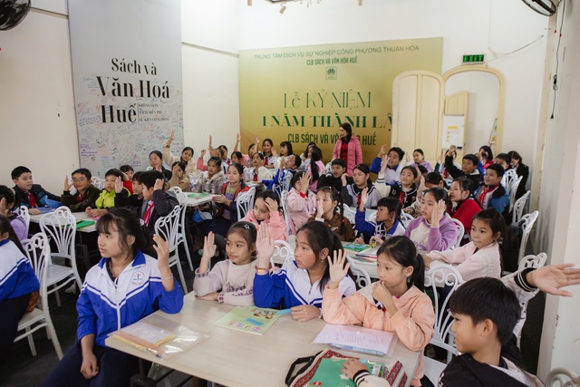 Đưa sách, ca Huế đến gần hơn với học sinh tiểu học- Ảnh 2. Đưa sách, ca Huế đến gần hơn với học sinh tiểu học- Ảnh 2.
