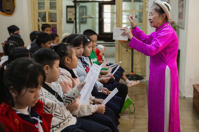 Đưa sách, ca Huế đến gần hơn với học sinh tiểu học- Ảnh 3. Đưa sách, ca Huế đến gần hơn với học sinh tiểu học- Ảnh 3.