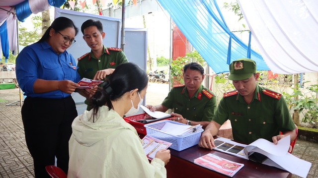 &Ocirc;ng b&agrave; U.80 h&agrave;o hứng đến nh&agrave; văn h&oacute;a nhận giấy chứng nhận đăng k&yacute; kết h&ocirc;n- Ảnh 5.