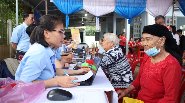 &Ocirc;ng b&agrave; U.80 h&agrave;o hứng đến nh&agrave; văn h&oacute;a nhận giấy chứng nhận đăng k&yacute; kết h&ocirc;n- Ảnh 1.