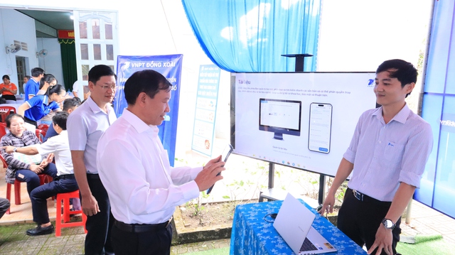 &Ocirc;ng b&agrave; U.80 h&agrave;o hứng đến nh&agrave; văn h&oacute;a nhận giấy chứng nhận đăng k&yacute; kết h&ocirc;n- Ảnh 10.