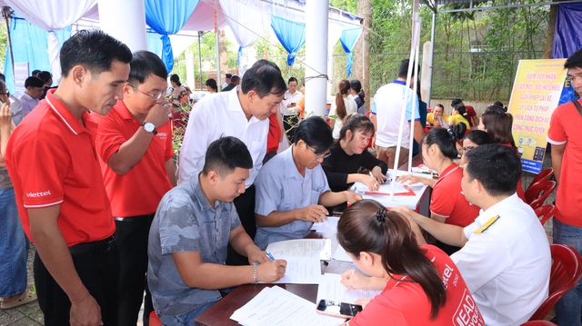 &Ocirc;ng b&agrave; U.80 h&agrave;o hứng đến nh&agrave; văn h&oacute;a nhận giấy chứng nhận đăng k&yacute; kết h&ocirc;n- Ảnh 3.