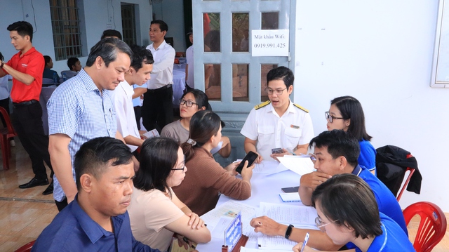 &Ocirc;ng b&agrave; U.80 h&agrave;o hứng đến nh&agrave; văn h&oacute;a nhận giấy chứng nhận đăng k&yacute; kết h&ocirc;n- Ảnh 4.