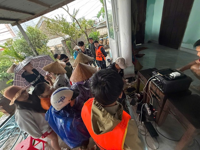 Gi&uacute;p người v&ugrave;ng rốn lũ lịch sử: 'Nghe chị em cần quần &aacute;o l&oacute;t, t&ocirc;i liền mua'- Ảnh 2.