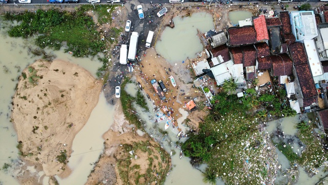 ตำบลฮว่าซวน (เดิมชื่อฟูเอียน) หลังน้ำท่วม บ้านเรือนพังยับเยิน ประชาชนเดือดร้อน - ภาพที่ 10