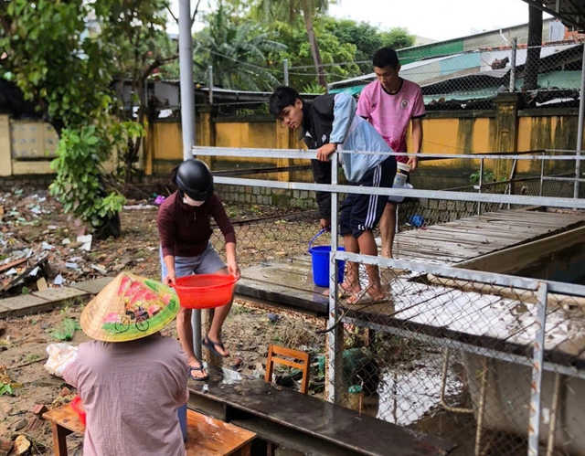Đắk Lắk: Thầy cô cùng học sinh xắn tay dọn dẹp trường học sau lũ lụt- Ảnh 5.