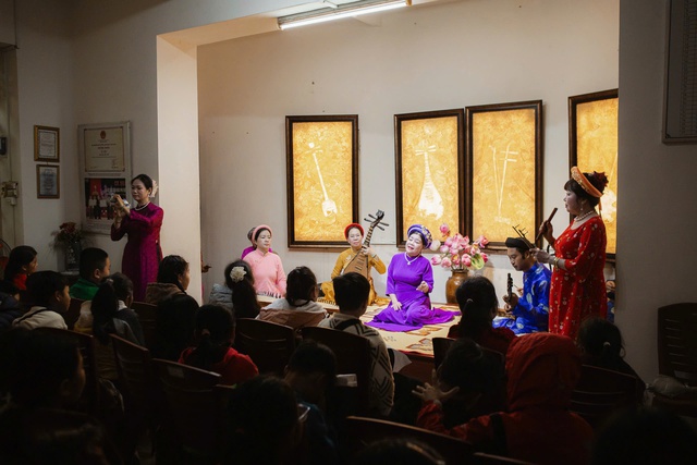 Đưa sách, ca Huế đến gần hơn với học sinh tiểu học- Ảnh 4. Đưa sách, ca Huế đến gần hơn với học sinh tiểu học- Ảnh 4.