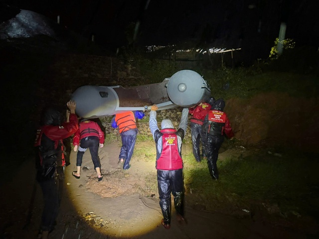 SOS 75 Huế: Những thanh niên nghĩa tình, dũng cảm của đất cố đô- Ảnh 2. SOS 75 Huế: Những thanh niên nghĩa tình, dũng cảm của đất cố đô- Ảnh 2.