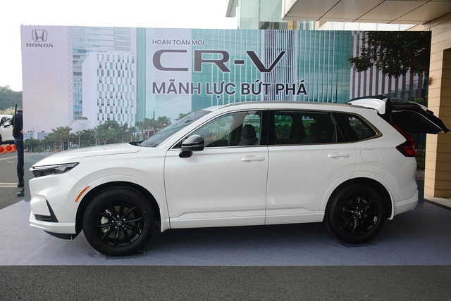 Sắp chuyển sang lắp r&aacute;p, Honda CR-V e:HEV nhập Th&aacute;i Lan b&aacute;n &lsquo;k&egrave;m lạc&rsquo; 80 triệu đồng- Ảnh 1.