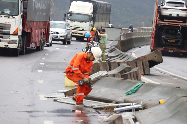 Lũ dữ t&agrave;n ph&aacute; H&ograve;a Xu&acirc;n ở Đắk Lắk, cả nước hướng về cứu gi&uacute;p d&acirc;n- Ảnh 8.