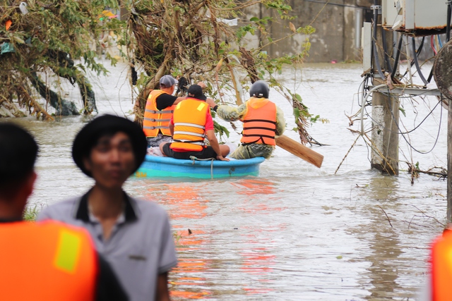 Lũ dữ t&agrave;n ph&aacute; H&ograve;a Xu&acirc;n ở Đắk Lắk, cả nước hướng về cứu gi&uacute;p d&acirc;n- Ảnh 3.