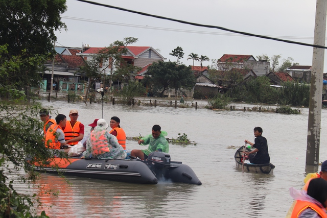 Lũ dữ t&agrave;n ph&aacute; H&ograve;a Xu&acirc;n ở Đắk Lắk, cả nước hướng về cứu gi&uacute;p d&acirc;n- Ảnh 7.