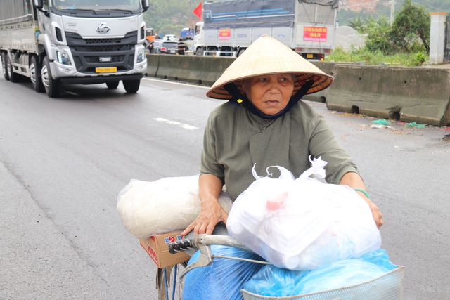 Lũ dữ t&agrave;n ph&aacute; H&ograve;a Xu&acirc;n ở Đắk Lắk, cả nước hướng về cứu gi&uacute;p d&acirc;n- Ảnh 2.