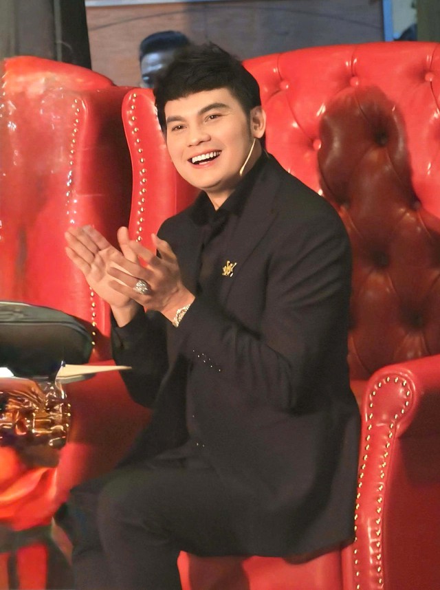 NSƯT Kim Tiểu Long kể chuyện ngồi ghế n&oacute;ng 'H&agrave;i h&aacute;t t&igrave;nh ca'- Ảnh 2.