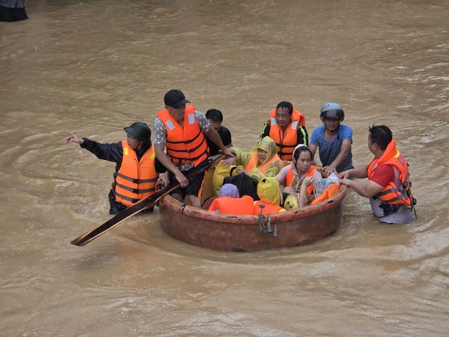 Nguy&ecirc;n nh&acirc;n xảy ra mưa lũ lịch sử, hiếm gặp trong 50 năm ở miền Trung- Ảnh 1.