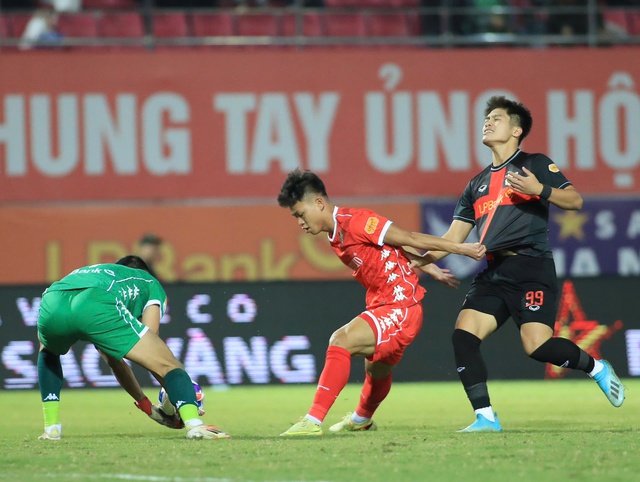 CLB Hải Ph&ograve;ng chơi qu&aacute; hay, nhưng Ho&agrave;ng Đức gi&uacute;p Ninh B&igrave;nh thắng ngược nghẹt thở- Ảnh 4.