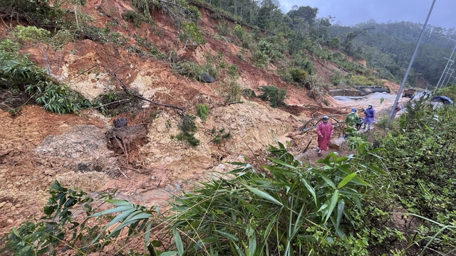 Quảng Ng&atilde;i: Tiếp tục sạt lở tr&ecirc;n QL24 đoạn qua x&atilde; Măng Đen- Ảnh 1.