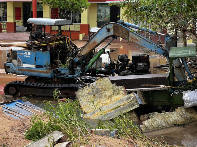 ตำบลฮว่าซวน (เดิมชื่อฟูเอียน) หลังน้ำท่วม บ้านเรือนได้รับความเสียหาย ประชาชนได้รับความทุกข์ทรมาน - ภาพที่ 4