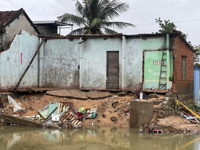 ตำบลฮว่าซวน (เดิมชื่อฟูเอียน) หลังน้ำท่วม บ้านเรือนพังยับเยิน ผู้คนหัวใจสลาย - ภาพที่ 7