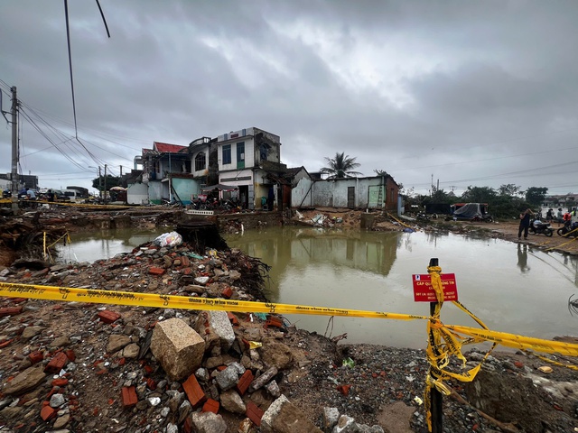 ตำบลฮว่าซวน (เดิมชื่อฟูเอียน) หลังน้ำท่วม บ้านเรือนได้รับความเสียหาย ผู้คนตกอยู่ในความทุกข์ทรมาน - ภาพที่ 8