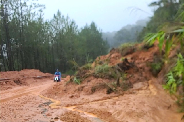 QL27C nối Đà Lạt – Nha Trang tiếp tục sạt lở nghiêm trọng gần đèo Khánh Lê - Ảnh 1. QL27C nối Đà Lạt – Nha Trang tiếp tục sạt lở nghiêm trọng gần đèo Khánh Lê - Ảnh 1.