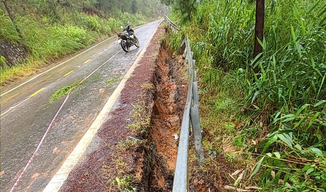 QL27C nối Đà Lạt – Nha Trang tiếp tục sạt lở nghiêm trọng gần đèo Khánh Lê - Ảnh 2. QL27C nối Đà Lạt – Nha Trang tiếp tục sạt lở nghiêm trọng gần đèo Khánh Lê - Ảnh 2.
