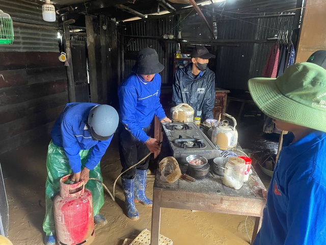 Hơn 1.500 đoàn viên, thanh niên tình Lâm Đồng hỗ trợ người dân sau lũ lịch sử - Ảnh 3.