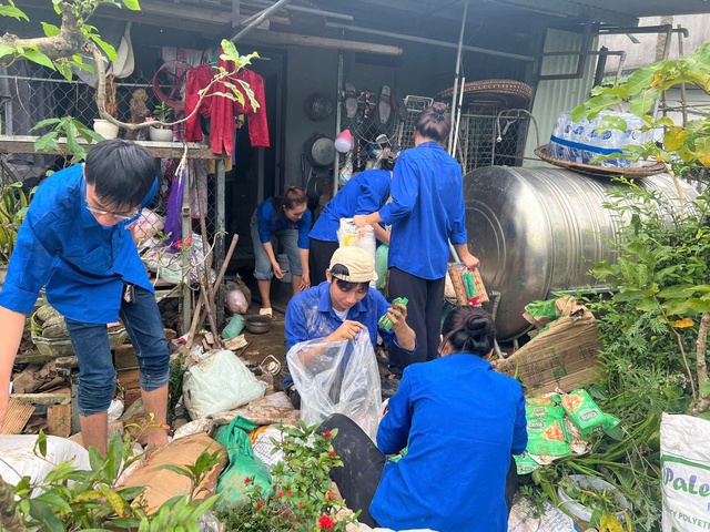 Hơn 1.500 đoàn viên, thanh niên tình Lâm Đồng hỗ trợ người dân sau lũ lịch sử - Ảnh 2.