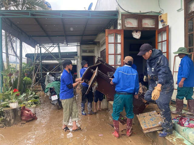 Hơn 1.500 đoàn viên, thanh niên tình Lâm Đồng hỗ trợ người dân sau lũ lịch sử - Ảnh 1.