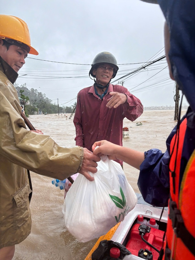 100.000 đồng của người phụ nữ bu&ocirc;n ve chai Huế: 'Gửi gi&uacute;p b&agrave; con lụt trong nớ'- Ảnh 4.