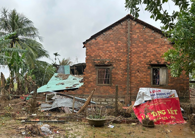 មជ្ឈមណ្ឌលទឹកជំនន់ចាស់ Phu Yen កើនឡើងចំពេលបាក់បែកក្រោយទឹកជំនន់ជាប្រវត្តិសាស្ត្រ - រូបថត ៤.