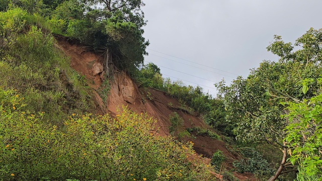 Di dời khẩn cấp cả khu dân cư do vết nứt dài trên đồi Ba Lá Xanh- Ảnh 2.